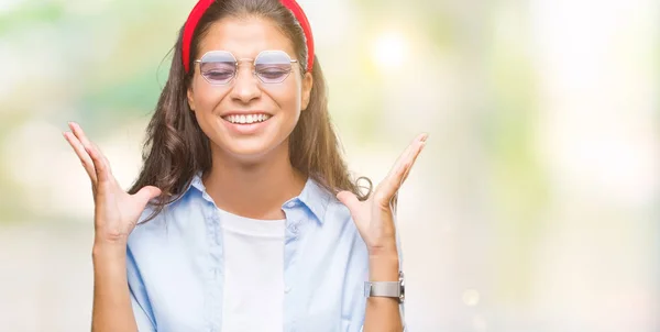 Joven Mujer Árabe Hermosa Con Gafas Sol Sobre Fondo Aislado —  Fotos de Stock