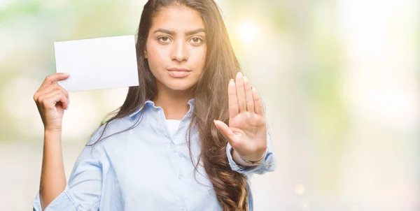 Молода Арабська Жінка Тримає Порожню Картку Над Ізольованим Тлом Відкритою — стокове фото