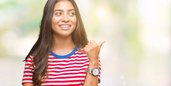 Giovane Bella Araba Donna Sfondo Isolato Sorridente Con Volto Felice — Foto Stock