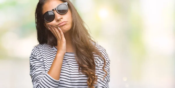 Junge Schöne Arabische Frau Mit Sonnenbrille Über Isoliertem Hintergrund Denkt — Stockfoto