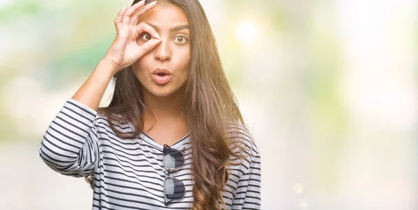 Junge Schöne Arabische Frau Mit Sonnenbrille Über Isoliertem Hintergrund Tut — Stockfoto