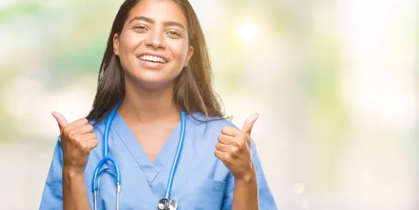 Junge Arabische Ärztin Chirurgin Über Isolierten Hintergrund Erfolgszeichen Tun Positive — Stockfoto