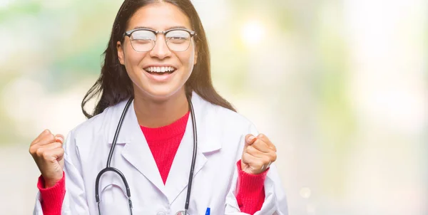 Mujer Joven Médico Árabe Sobre Fondo Aislado Celebrando Sorprendida Sorprendida —  Fotos de Stock