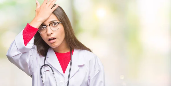 Young Arab Doctor Woman Isolated Background Surprised Hand Head Mistake — Stock Photo, Image