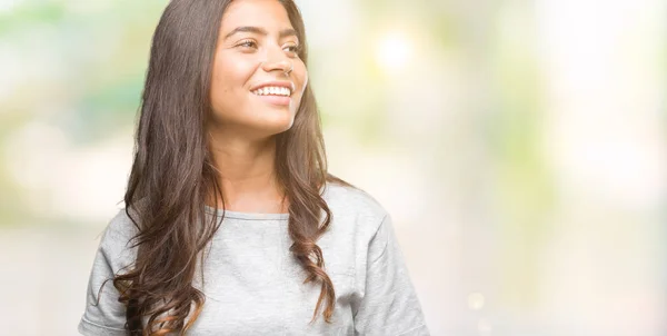 Giovane Bella Araba Sfondo Isolato Guardando Altra Parte Con Sorriso — Foto Stock