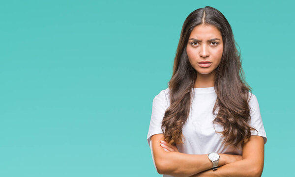 Молодая красивая арабская женщина на изолированном фоне скептически и нервно, неодобряющее выражение лица со скрещенными руками. Отрицательное лицо
.