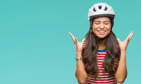 上安全ヘルメット身に着けている若いアラブ サイクリスト女性が背景を祝う狂牛病を分離し 腕の成功のためのクレイジー発生し叫んで興奮して目を閉じた 勝者の概念 — ストック写真