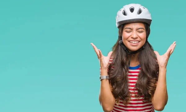 Jonge Arabische Wielrenner Vrouw Dragen Van Veiligheidshelm Geïsoleerd Achtergrond Vieren — Stockfoto