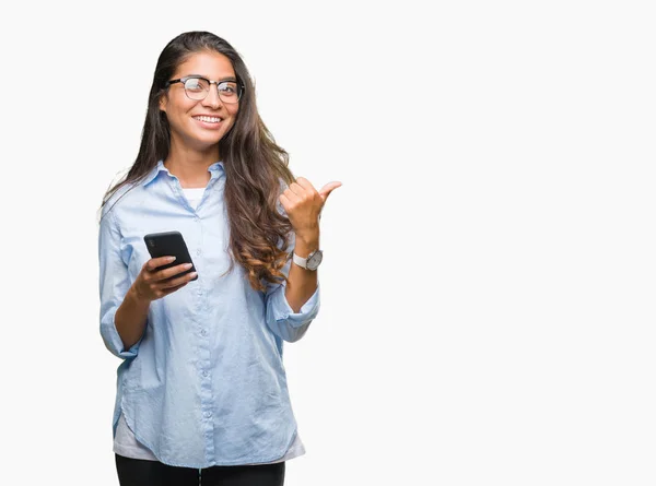Jeune Belle Arabe Femme Textos Aide Smartphone Sur Fond Isolé — Photo