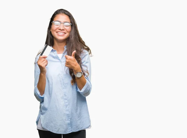 Jovem Árabe Mulher Segurando Cartão Crédito Sobre Fundo Isolado Feliz — Fotografia de Stock