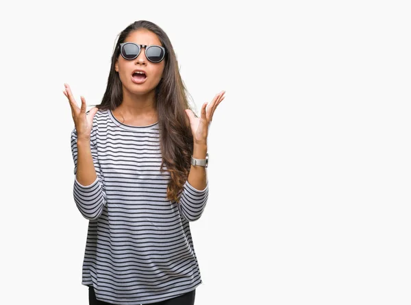 Joven Mujer Árabe Hermosa Con Gafas Sol Sobre Fondo Aislado —  Fotos de Stock