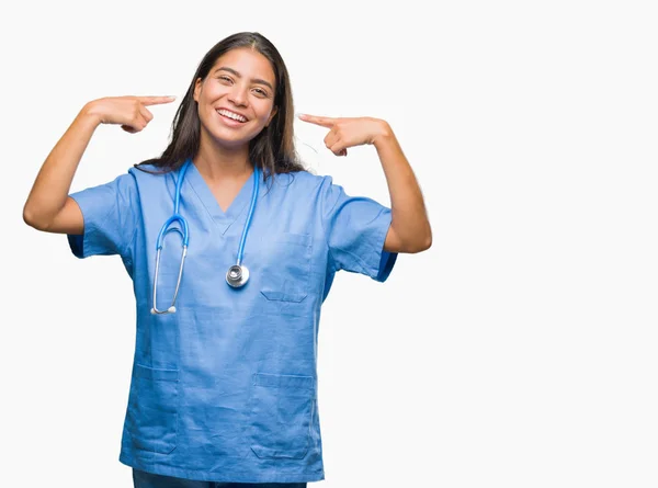 Jonge Arabische Dokter Chirurg Vrouw Geïsoleerde Achtergrond Glimlachend Vertrouwen Tonen — Stockfoto