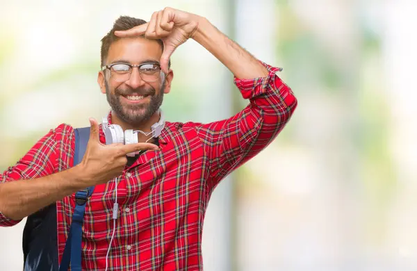 Volwassen Hispanic Student Man Met Hoofdtelefoon Rugzak Geïsoleerde Achtergrond Glimlachend — Stockfoto