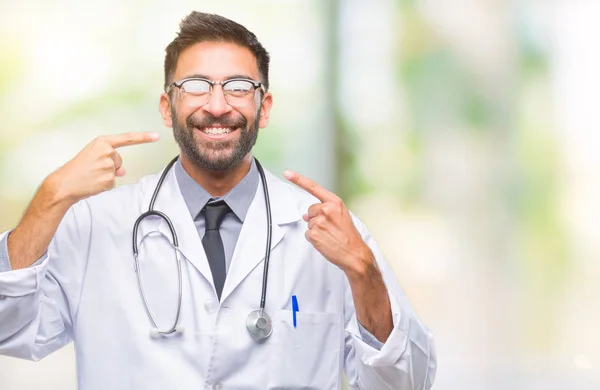 Adulto Ispanico Medico Uomo Sfondo Isolato Sorridente Fiducioso Mostrando Indicando — Foto Stock