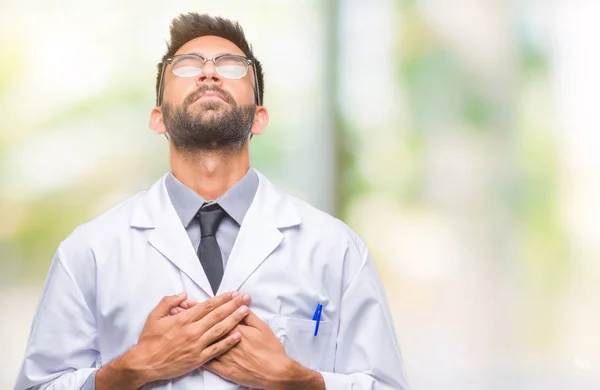 Cientista Hispânico Adulto Homem Médico Vestindo Casaco Branco Sobre Fundo — Fotografia de Stock