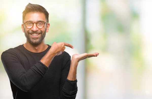 Hombre Hispano Adulto Con Gafas Sobre Fondo Aislado Asombrado Sonriendo — Foto de Stock