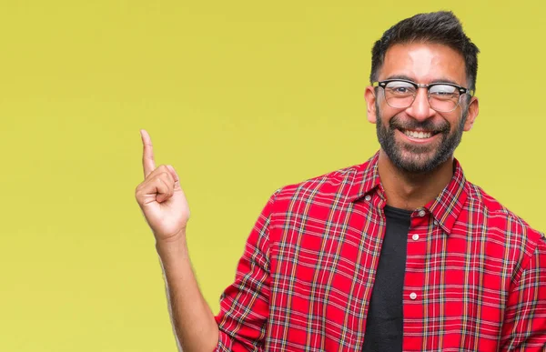 Vuxen Spansktalande Man Bär Glasögon Över Isolerade Bakgrund Med Ett — Stockfoto