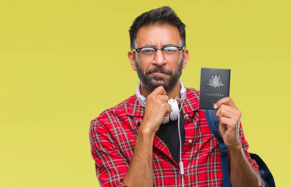 Avustralya Pasaportu Holding Yetişkin Spanyol Öğrenci Adam Arka Plan Ciddi — Stok fotoğraf