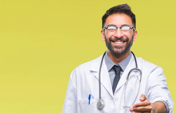 Adulto Hispânico Médico Homem Sobre Fundo Isolado Sorrindo Amigável Oferecendo — Fotografia de Stock