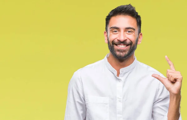 Volwassen Spaanse Man Geïsoleerde Achtergrond Glimlachend Vertrouwen Gebaren Met Hand — Stockfoto