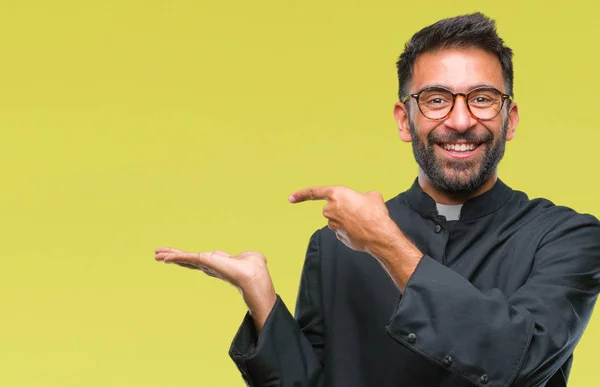 Hombre Sacerdote Católico Hispano Adulto Sobre Fondo Aislado Asombrado Sonriendo —  Fotos de Stock
