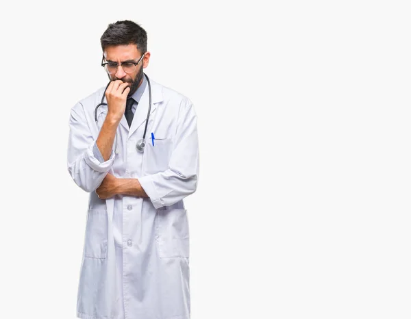 Człowiek Dorosły Hiszpanin Lekarz Białym Tle Patrząc Zestresowany Zdenerwowany Rąk — Zdjęcie stockowe