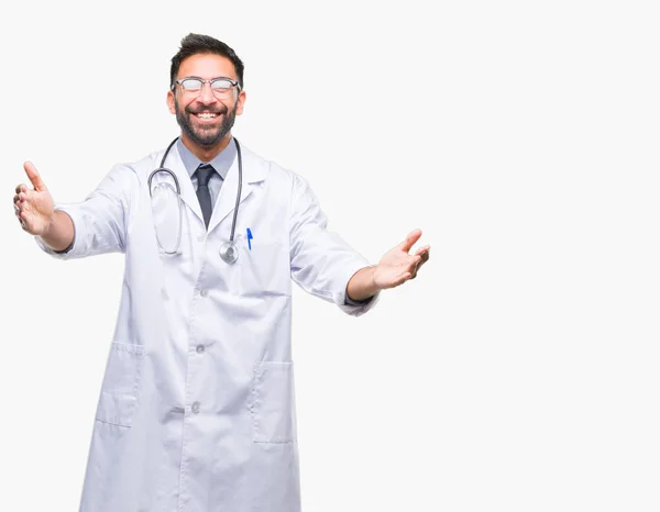 成人西班牙裔医生的人在孤立的背景下看着相机张开双臂微笑拥抱 快乐的表达拥抱幸福 — 图库照片