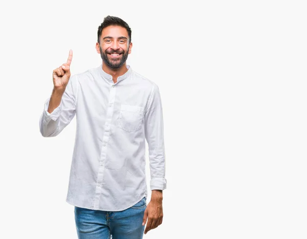 成年西班牙裔男子在孤立的背景显示和指向的手指头号 而微笑着自信和快乐 — 图库照片