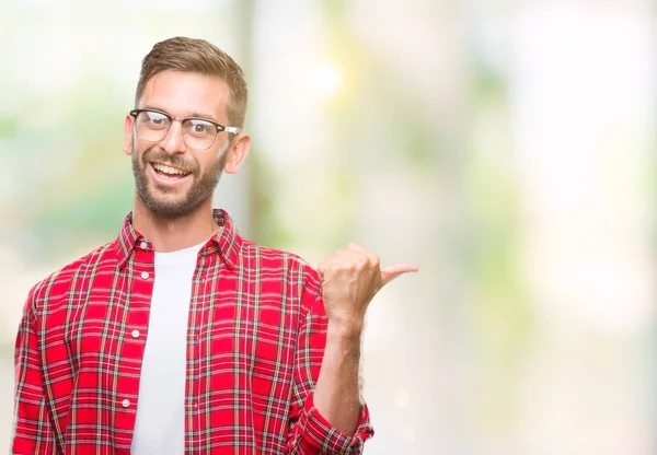 Jonge Knappe Man Geïsoleerde Achtergrond Glimlachend Met Blij Gezicht Kijken — Stockfoto