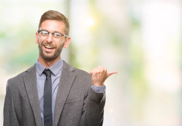 Joven Hombre Negocios Guapo Sobre Fondo Aislado Sonriendo Con Cara — Foto de Stock