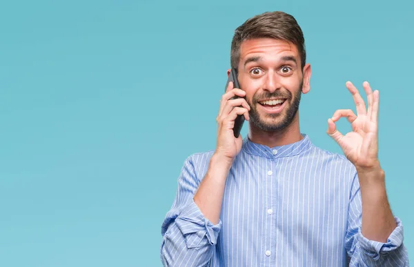 Jonge Knappe Man Spreken Telefoon Geïsoleerde Achtergrond Doen Teken Met — Stockfoto