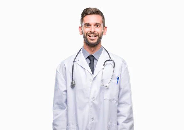 Młody Przystojny Lekarz Mężczyzna Białym Tle Szczęśliwy Chłodnym Uśmiechem Twarzy — Zdjęcie stockowe