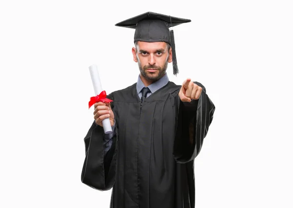 カメラと指で指している孤立した背景に若いハンサムな卒業男性保持度 手に署名 正面からポジティブで自信のジェスチャー — ストック写真