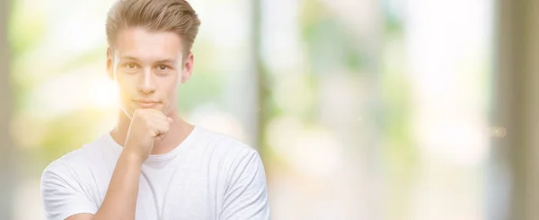 Jonge Knappe Blonde Man Ernstig Gezicht Denken Vraag Zeer Verward — Stockfoto