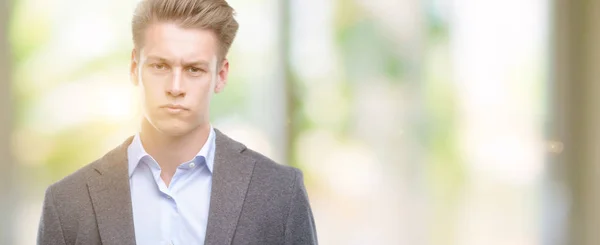 Ung Vacker Blond Business Man Skeptiker Och Nervös Bistra Upprörd — Stockfoto