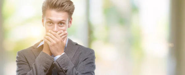 Pemuda Tampan Berambut Pirang Pria Bisnis Terkejut Menutup Mulut Dengan — Stok Foto