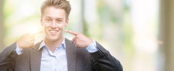 Jonge Knappe Blonde Business Man Die Lacht Zelfverzekerd Tonen Wijzen — Stockfoto