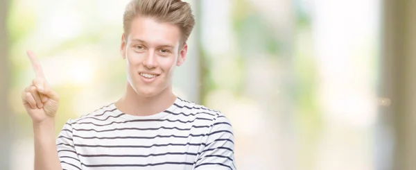 Pemuda Pirang Tampan Mengenakan Garis Garis Pelaut Shirt Sangat Senang — Stok Foto