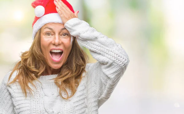 Donna Ispanica Anziana Mezza Età Che Indossa Cappello Natale Sfondo — Foto Stock