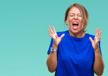 Orta yaş üst düzey İspanyol kadın yüzünden kızgın ve silah ile başarı için deli kutluyor izole arka plan ortaya çıkar ve heyecanlı çığlık gözler kapalı. Kazanan kavramı