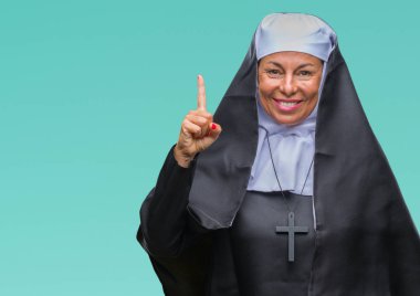 Orta yaş üst düzey Hıristiyan Katolik Rahibe kadın başarılı fikirle parmağı yukarıyı izole arka plan yüzünden. Çıktıktan ve mutlu. Bir numara.