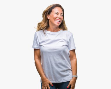 İzole arka plan uzak tarafına gülümseme ile yüzünde, doğal ifade seyir üzerinde orta yaş İspanyol kadın kıdemli. Kendine güvenen gülüyor.