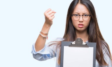 Pano üzerinde izole arka rahatsız ve öfke, çılgın ve yükseltilmiş el, öfke kavramı ile diye bağıran ile sinirli bağırarak tutan genç Asya iş kadın