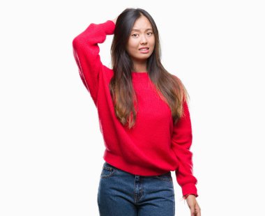 Genç Asyalı kadın giyiyor kış kazak izole arka plan üzerinde yanıltır ve soru hakkında merak ediyorum. Şüphe, kafasına el ile düşünme ile belirsiz. Dalgın kavramı.