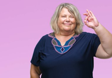 Gülümseyen izole arka plan üzerinde üst düzey artı boyutu kafkas kadın el ve parmaklar ok işaretiyle yapıyor olumlu. Başarılı ifade.