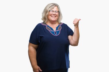 Kıdemli artı boyutu üzerinde gözlük takan kafkas kadın arka plan seyir ve başparmak yanında yukarıyı mutlu yüz ile gülümseyen izole.