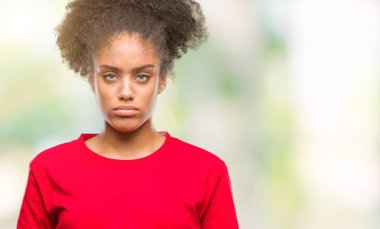 Genç afro Amerikan kadın izole arka plan yüzünden depresyona ve kızgın ve korkmuş ağlıyor sıkıntı için endişeleniyorum. Üzgün ifade.