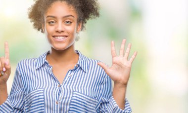 Genç afro Amerikan kadın gösterilen ve parmakları ile işaret izole arka plan yüzünden kendinden emin ve mutlu gülümseyerek süre 6 numara.