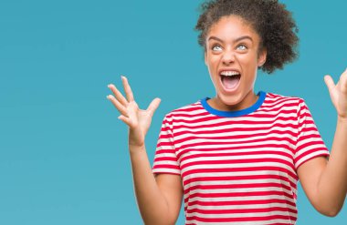 Genç afro Amerikalı kadın izole arka plan çılgın ve kızgın bağırarak ve agresif ifade ve silah kaldırdı bağırıyor. Hayal kırıklığı kavramı.