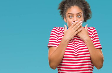 Genç afro Amerikan kadın izole arka plan ağız hata için elleriyle kapsayan şok yüzünden. Gizli kavramı.